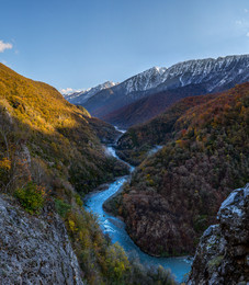 Изумрудная лента реки. / Абхазия. Река Бзып.