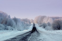 Дорога в зиму / Подморозило в деревне, всё покрылось инеем, выпал снежок, вьюга метёт по дороге, так и хочется такой зимы.