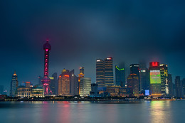 Pudong / Вид на Пудун с набережной Вайтань (Шанхай, КНР).