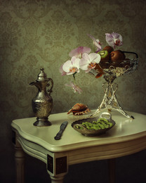Натюрморт с орхидеей и киви / классический натюрморт