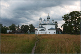 Тропинка к храму / Каргополь. Церковь Рождества Богородицы (1678-1682 гг.), входящая в архитектурный ансамбль Старого торга.