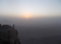Рифма утреннего света / Встреча рассвета на горе Моисея в Египте в условиях пыльной бури.