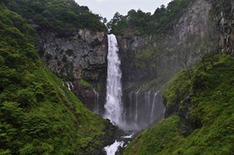 Водопад / Водопад Кэгон в районе Никко, Япония. Вода падает с высоты 97 метров. По сторонам основного водопада имеется еще 12 малых водопадов.