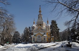 Свято-Вознесенский кафедральный собор / Свято-Вознесенский кафедральный собор-главный православный храм и редкая по своей красоте достопримечательность Алматы.Был построен в 1904 году. Высота-56 метров. Бытует мнение, что верненский кафедральный собор был построен без единого гвоздя. Но мнение изменилось после изучения смет, составленных архитектором А.П. Зенковым. Были использованы и гвозди, и болты, и полосовое железо, и железные сжимы.Но, конечно, по сравнению с современными постройками, железа там как капля в море. Для своего времени А.П.Зенков совершил целый ряд архитектурных открытий при возведении высотных зданий в сейсмоопасной зоне. Его уникальная технология позволила собору выдержать сильное( в 10 баллов) землетрясение 22 декабря 1910 года, когда из всего г.Верного уцелело всего несколько зданий, и то одноэтажных...и собор. Стены собора были расписаны местным художником Н.Хлудовым.Построенное как временное здание для Туркестанской Епархии на территории Губернаторского сада(сегодня парк 28-ми гвардейцев-панфиловцев), вот уже более100 лет он по праву считается шедевром деревянного зодчества.