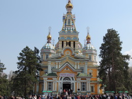 Вознесенский кафедральный собор / Вознесенский кафедральный собор из истории он уцелел когда была земетресение 1910 года, он находится в парке 28 гвардейцев-панфиловцев городе Алматы.