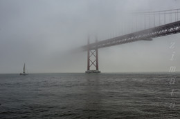 парус в тумане / Португалия, Лиссабон, мост, набережная