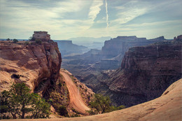 &nbsp; / Canyonlands - живописнейший ландшафт пестрит бесчисленными каньонами рек Колорадо и Грин, столовыми горами и горами-свидетелями. 
Это часть континентальной коры, где на протяжении 300 млн лет образовывались, а затем подвергались эрозии осадочные породы. Наступая и отступая, океаны оставили мощные залежи морского песка и известняков, со временем эти осадочные породы превратились в твердые скалы по мере давления выше расположенных пластов и просачиванием воды.