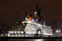 Гамбург. Queen Victoria в доке на ремонте. / Океанский лайнер в доке.