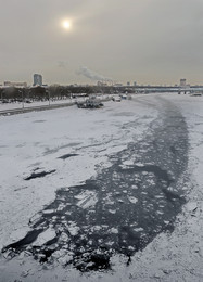 Москва-река, дебаркадер и мороз... / Вид с Крымского моста