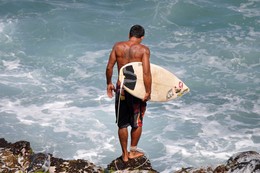 &nbsp; / Surfer in Hookipa, Maui vor dem Ritt auf den Wellen