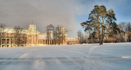 Зимний день в Царицыно / Цари́цыно — дворцово-парковый ансамбль на юге Москвы; заложен по повелению императрицы Екатерины II в 1776 году. Находится в ведении музея-заповедника «Царицыно», основанного в 1984 году.
