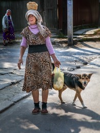 С покупками / сценка в провинциальном городке-где все свои!