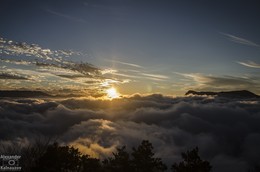 Закат на горе Демерджи с видом на Чатыр-Даг / А вы когда-нибудь наблюдали закат в океане облаков? Для меня это было впервые.