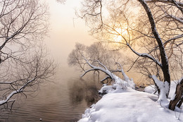 Туман над водой. / Зимнее морозное утро на реке Воронка в Тульской обл.