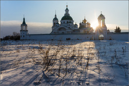 Холодное солнце / Россия. Ярославская обл. Ростов Великий. 
Спасо-Яковлевский Димитриев мужской монастырь. 

январь 2015