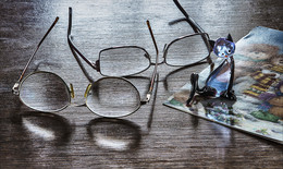 Очки / натюрморт с очками, сувениром и поздравительной открыткой