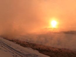 Разливаясь светом дивным солнце зимнее встает / Мороз -30, время 9-30, на реке густой туман