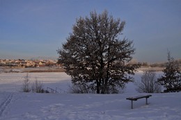 ...а на том берегу... / за озером