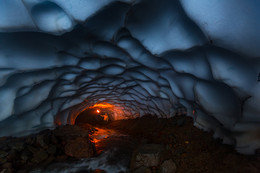 Освещая мрак / Камчатка.
В глубине снежной пещеры вулкана Мутновский.
http://ratbud.livejournal.com/