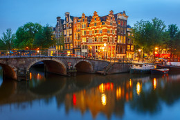 Цветные домики и их отражения / Знаменитый дом типично голландской архитектуры с двумя фасадами, выходящими на разные каналы в Амстердаме, Нидерланды