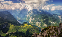 С высоты громады Йеннера / Йеннер - гора в Альпах , высота её 1874 м, Южная Бавария.
http://www.youtube.com/watch?v=iZY3yJ04h_8