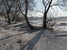 На реке... / Весь ноябрь и, можно сказать, почти весь декабрь ходили в резиновых сапогах. Не успела река замерзнуть, как на плотине сбросили воду, уровень воды поднялся и лёд раскололо. Так что это нынешняя зима :)