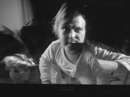 Дежавю, или только кажется / Креативный автопортрет. Собственное отражение в экране ноутбука при просмотре фотографии дочери, не коллаж.
