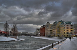 Прогулка по набережной / Москва ,Пушкинская набережная в районе Музеона .