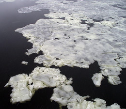 Жидкий лед / движение льда по Волге создает карту мира