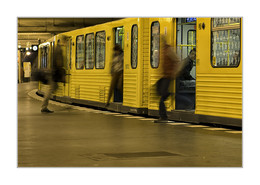 Zurückbleiben bitte / Hektik in der U-Bahn Berlin Haltestelle Klosterstrasse