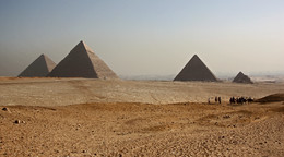 Пейзаж с пирамидами / Египет, пирамиды Гизы.