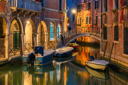 Ночной венецианский канал / Типичный канал ночью в Венеции