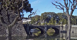 Мост Императорского дворца / В Токио за пределами Императорского Дворца расположен каменный мост Меганебаси (Meganebashi) или Мост-Очки.