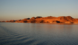 По озеру Насер / Египет, Нубийская пустыня у берегов озера Насер (Асуанского водохранилища)