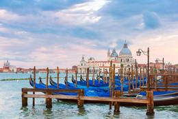 Санта Мария Салюте и стоянка гондол на закате / Сан Марко, Венеция, Италия
