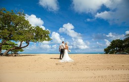 свадьба в Доминикане / жених и невеста на берегу океана