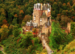 &nbsp; / Замок Эльц (нем. Burg Eltz) — замок в земле Рейнланд-Пфальц близ Виршема в долине реки Эльцбах, отделяющей Майфельд от предгорьев Айфеля. Замок Эльц считается наряду с дворцом Бюрресхайм единственным сооружением в Айфеле, которое никогда не подвергалось захвату и не было разгромлено. Замок уцелел даже во время войн XVII и XVIII вв. и потрясений Французской революции.