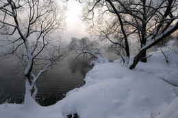 Рассвет,туман,иней.. / Под белым покрывалом января....