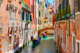 хочется света и красок / Венецианский канал и гондолы с мостиками весенним солнечным днем
