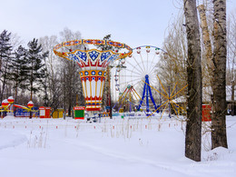карусели / парк зимой
