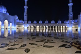 Мечеть шейха Зайда / Мечеть шейха Зайда (араб. مسجد الشيخ زايد‎) — одна из шести самых больших мечетей в мире. Расположена в Абу-Даби, столице Объединенных Арабских Эмиратов. Названа в честь шейха Зайда ибн Султана ан-Нахайяна — основателя и первого президента Объединенных Арабских Эмиратов, похороненого рядом. Мечеть была официально открыта в месяц Рамадан в 2007 году.