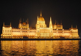 Прогулянка нічним Будапештом / Вигляд з кораблика