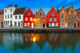 Цветные домики и их отражения / Набережная Брюгге, Бельгия
