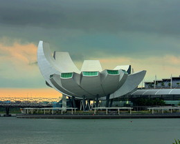 Здание -цветок. / Арт-музей Art Science Museum at Marina Bay Sands, Сингапур (Арт-музей науки Сингапур)