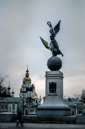 Площадь Конституции / Харьков. Памятник на фоне Успенского собора