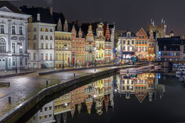Отражения, ночной Коренлей / Вид с моста святого Михаила на набережную Коренлей реки Лейе ночью, Гент, Бельгия