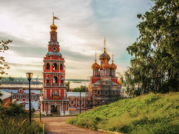 Рождественская (Строгановская) церковь / Церковь Собора Пресвятой Богородицы, более известная как Рожде́ственская или Стро́гановская — действующая православная церковь. Расположена на улице Рождественской Нижнего Новгорода. Построена в 1696 — 1719 годах на средства купца Григория Дмитриевича Строганова. Является одним из лучших образцов строгановского стиля, присвоен статус памятника архитектуры федерального значения.
В 1722 году церковь была закрыта Петром I вплоть до его смерти (1725 год), неоднократно горела (в 1768, 1782, 1788 годах). В 1807 — 1812 годах А. С. Строганов провел её капитальный ремонт. В 1820 — 1823 годах А. А. Бетанкур и И. Е. Ефимов возвели под церковью стенку-крепиду из кирпича разобранной древней Рождественской церкви. Колокольню, ранее стоявшую отдельно, по уровню второго яруса соединили с папертью крытым переходом. В 1870 — 1880 годах по проектам Л. В. Даля и Р. Я. Килевейна церковь капитально отреставрировали.