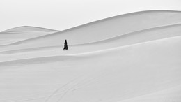 Obira oasis. Merzouga. Morocco / Откуда взялась эта бедуинка среди песчаных дюн, куда три часа на верблюде ехал - не представляю. Ждал рефлекса от песка на закате, смотрю - идет. :)