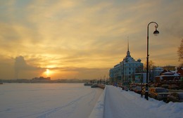 Холодный свет большого дома / Однажды зимним утром на Петроградской набережной, пока нет Авроры...