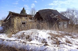 Недавно здесь жили / Еще три года назад в этой избушке жила старая бабулька.